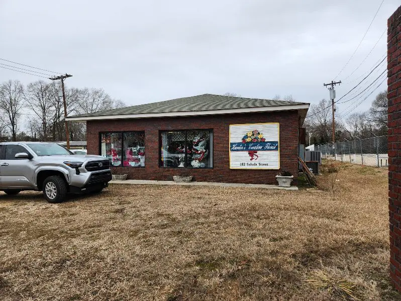 saluda storefront